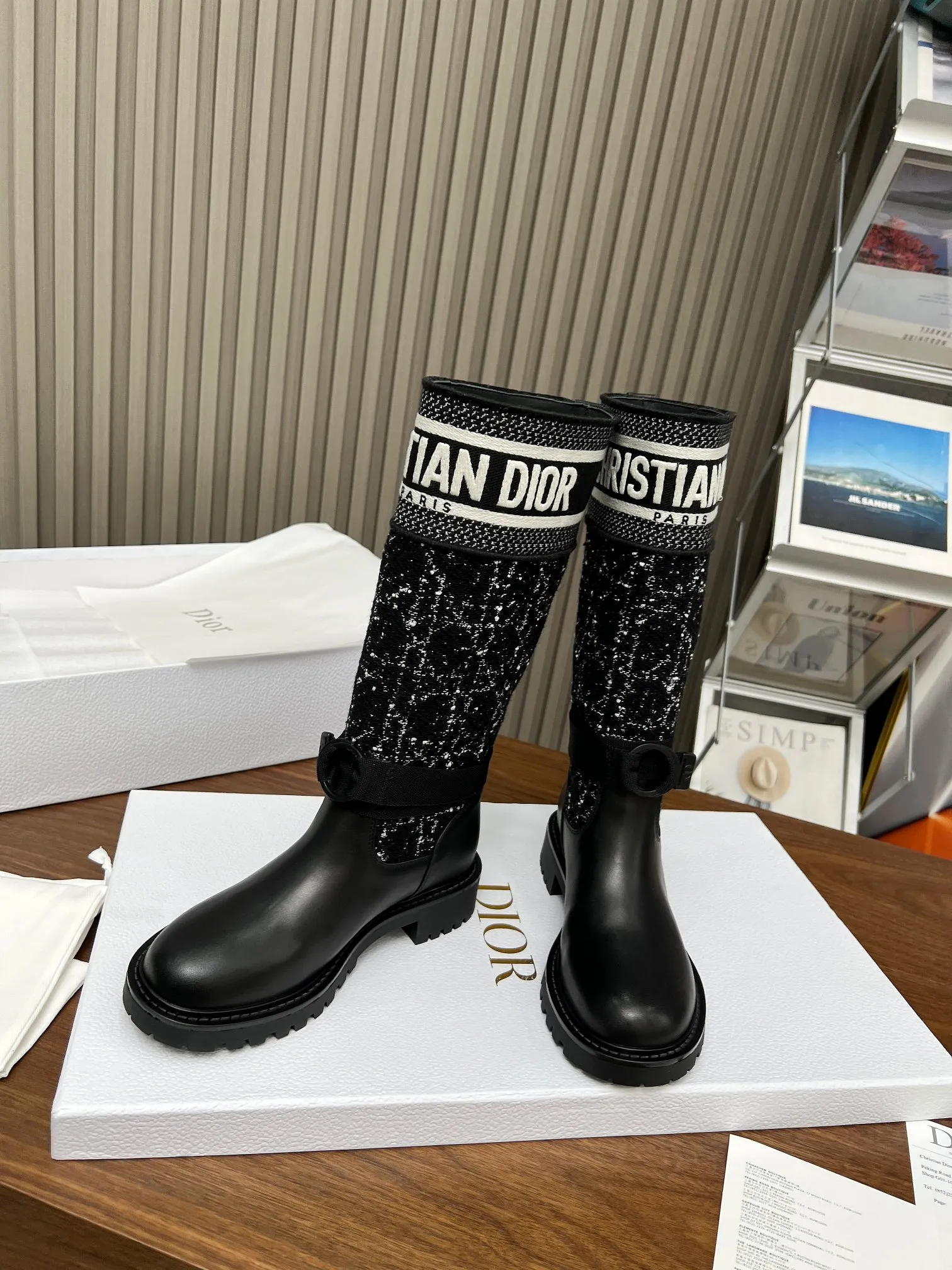 👟👟Ex-factory price 600👟👟 Women's shoes, women's clothing, 2024ss highest version Dior Dior autumn and winter boots, retro work boots, one-step, imported calfskin uppers stitched with the latest imported technology, electric embroidered face, versatile slim feet yyds. The shape is three-dimensional and full, full of handsomeness, the upper foot is comfortable, the design style is very novel, perfect details, cool Trendy 💯Trendy outsole Inner lining: Cow lining Outsole: 1:1 molded outsole Heel height: 3.0cm Size: 35-41 (41 customized)